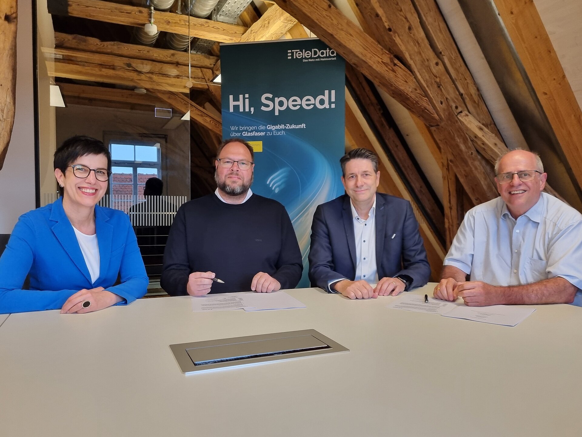 Vertragsunterzeichnung_Metzingen_connect_TeleData-min