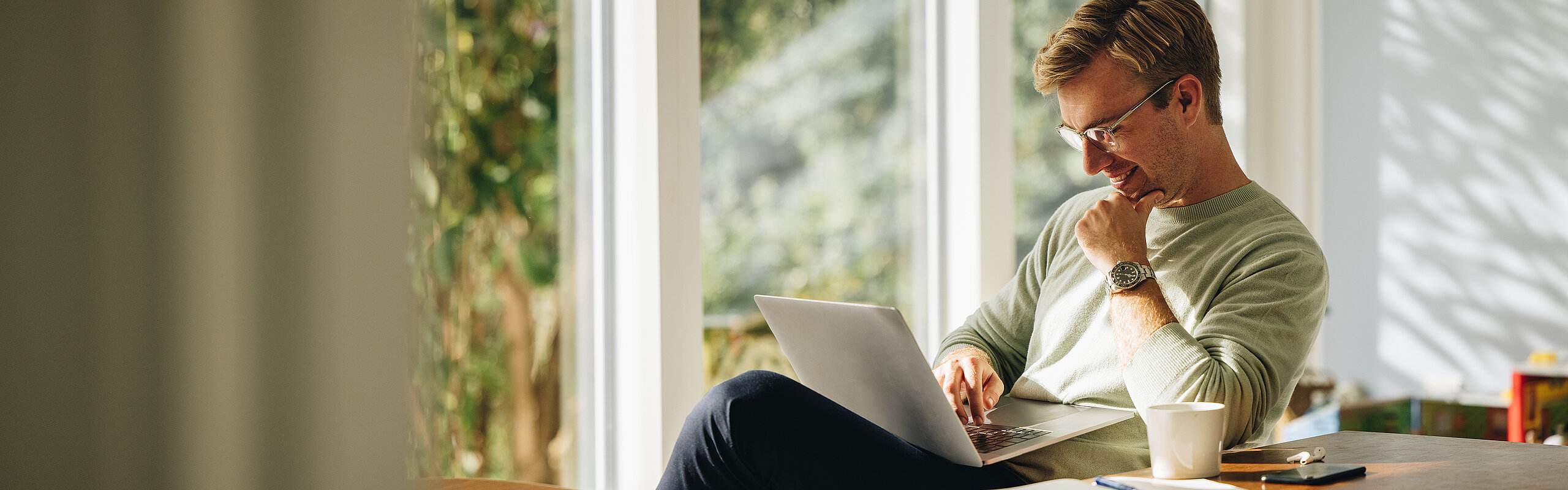 Teledata-home-hero-mann-blond